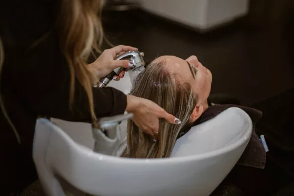 Offrez-vous nos coupes, coiffures, colorations, extensions, manucures, pédicures et traitements du visage.